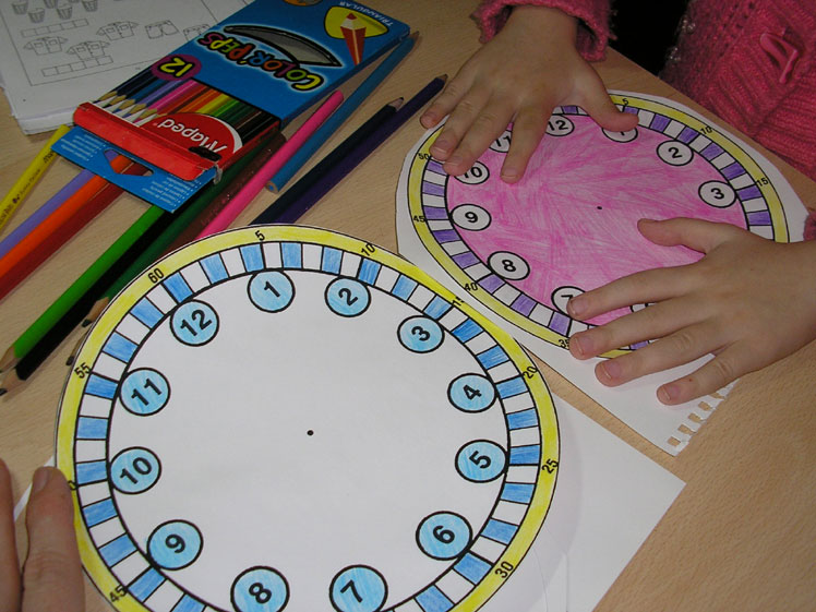 Игра с часами для детей. Часы из картона. Макет часов из картона. Часы из картона для детей. Обучающие часы для детей своими руками.