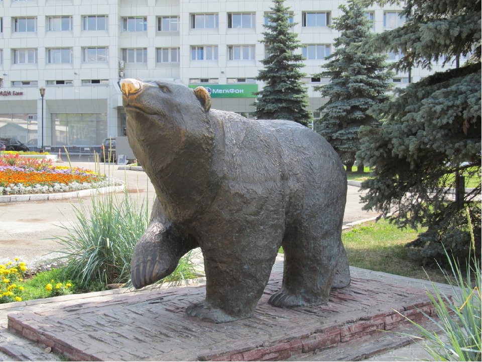 Символ города перми. Символ города Пермь медведь. Символ Пермского края медведь. Памятники медведю в Пермском крае. Пермь достопримечательности города медведь.