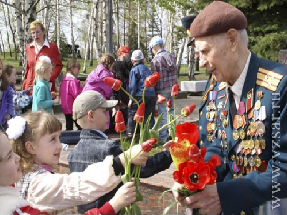 Поздравляем ветеранов великой отечественной. Цветы ветеранам. Ветераны Великой Отечественной войны с детьми. С днем Победы. Дети поздравляют ветеранов.