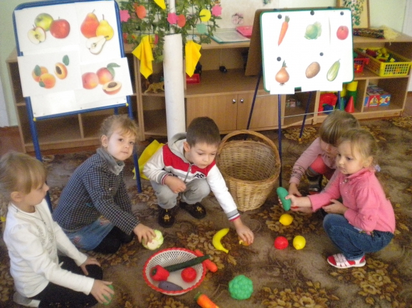 Мероприятия в доу средняя группа. Занятия в саду младшая группа. Осеннее развлечение в средней группе. Развлечения в младшей группе. Дети в саду на занятие тема овощи.