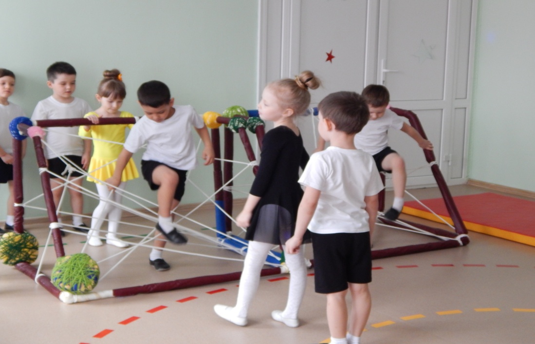 Развитие движений старшая группа. Физкультура в садике. Физкультурные занятия в детском саду. Игровая физкультура для дошкольников. Физкультурные занятия с инвентарем.
