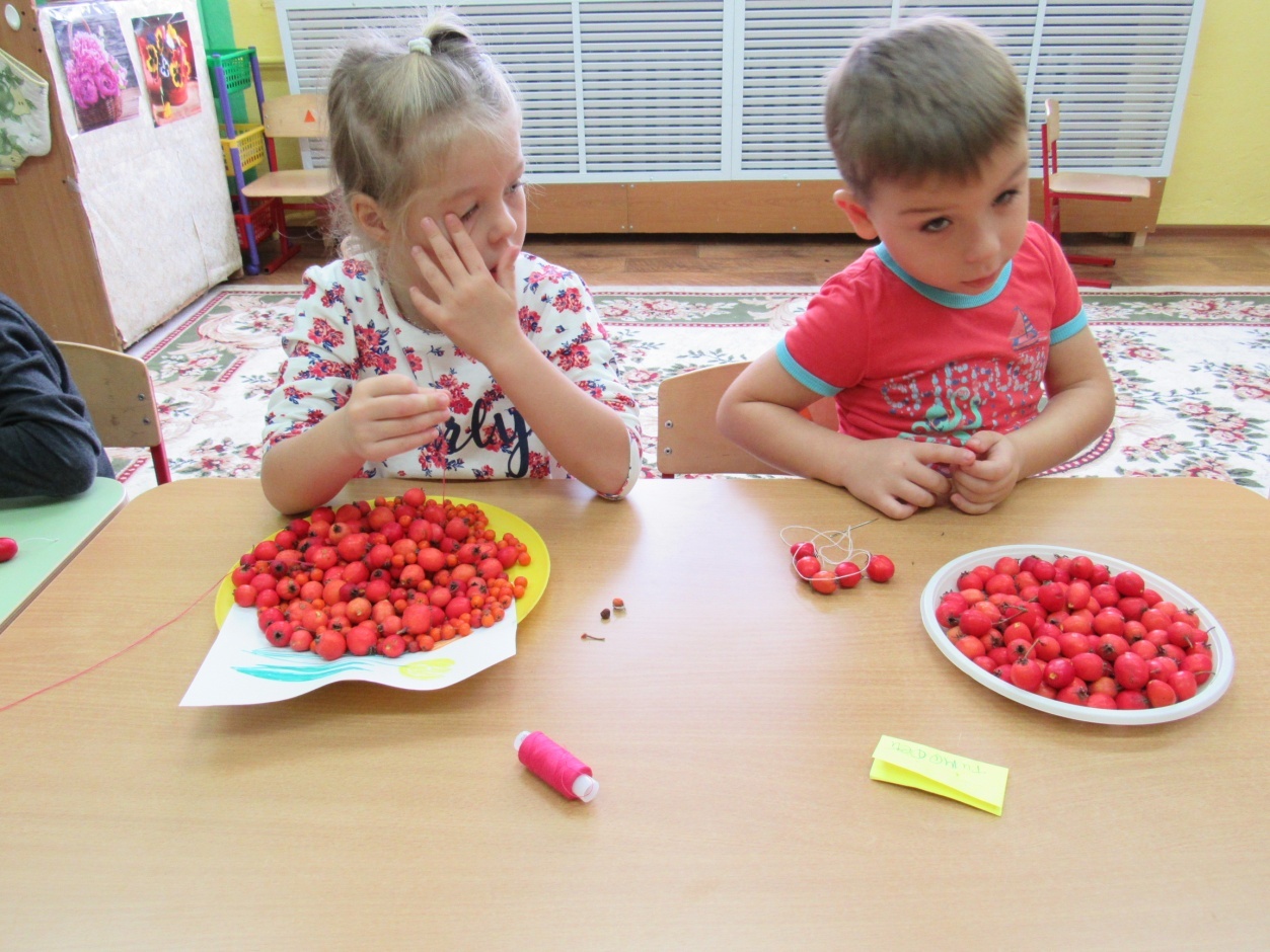 Занятие фрукты младшей группы. Занятие в младшей группе. Ручной труд дошкольников. Ручной труд фрукты в средней группе. Конструирование ягоды в старшей группе.