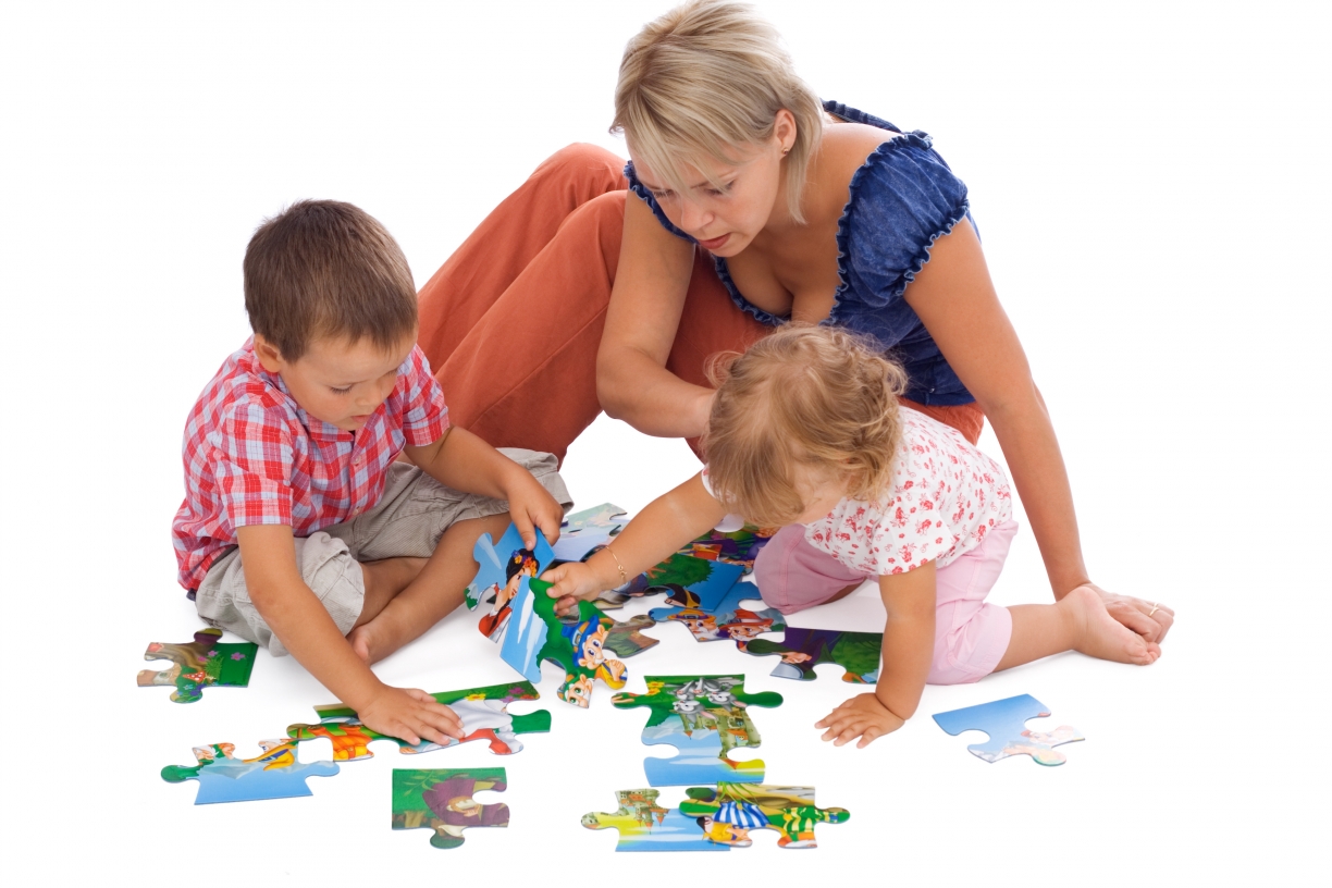 Развивающая игра семья. Дети собирают пазлы. Игрушки для детей. Игры для детей. Игры детей с родителями.