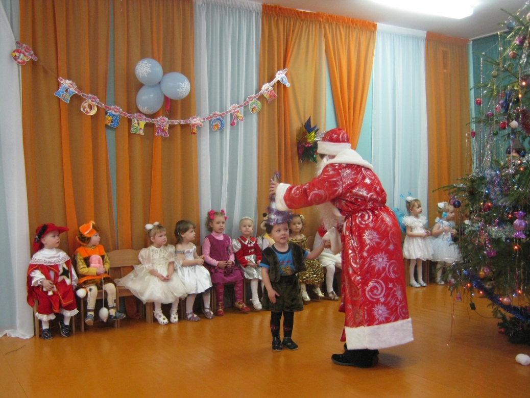 Новогодний сценарий 2 младшая. Новогодний праздник в младшей группе. Новогодние сценки для малышей. Новогодний праздник для ребенка 2 лет. Сценарий новогоднего праздника для детей.