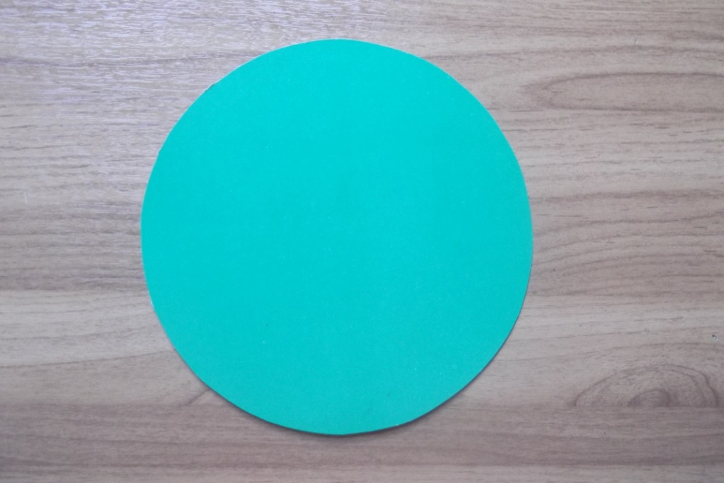 Саша вырезал из картона три круга. Круг из голубого картона. Зеленый круг вырезной материал. Вырезать круг на картоне. Круги из цветного картона с прищепкой.