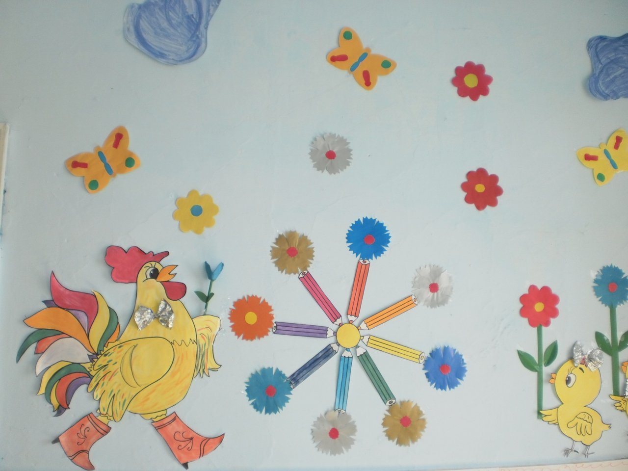 Рисунки в раздевалке в детском саду на стене