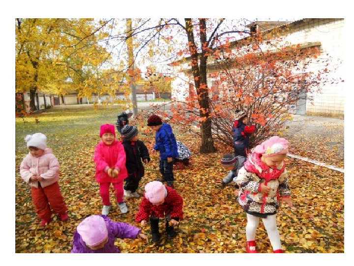 Дети собираются на прогулку. Дети на прогулке в детском саду. Осенняя прогулка в детском саду. Прогулка в детском саду осенью. Дети на прогулке в ДОУ.