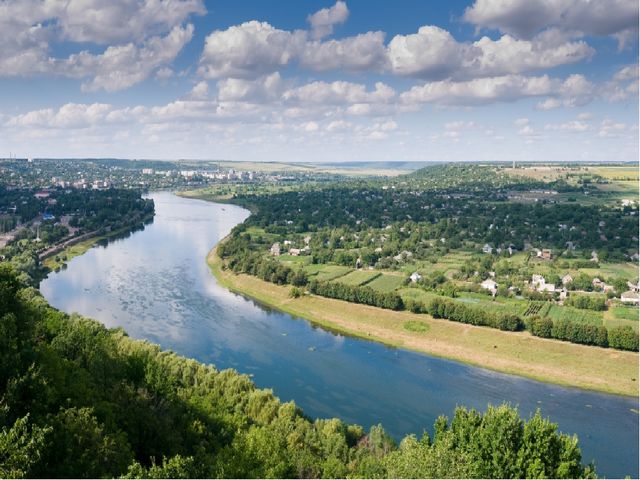 Презентация на тему "Ознакомление старших дошкольников с культурой и бытом народов ближнего зарубежья (Молдавии)"