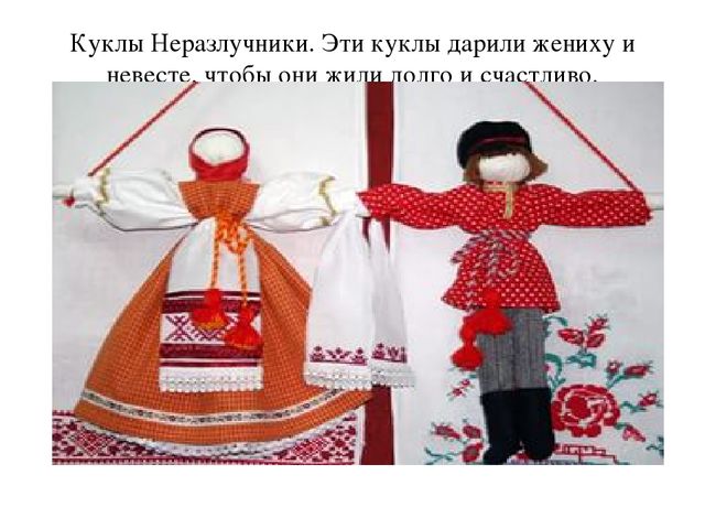 Знакомит детей с русской народной игрушкой
