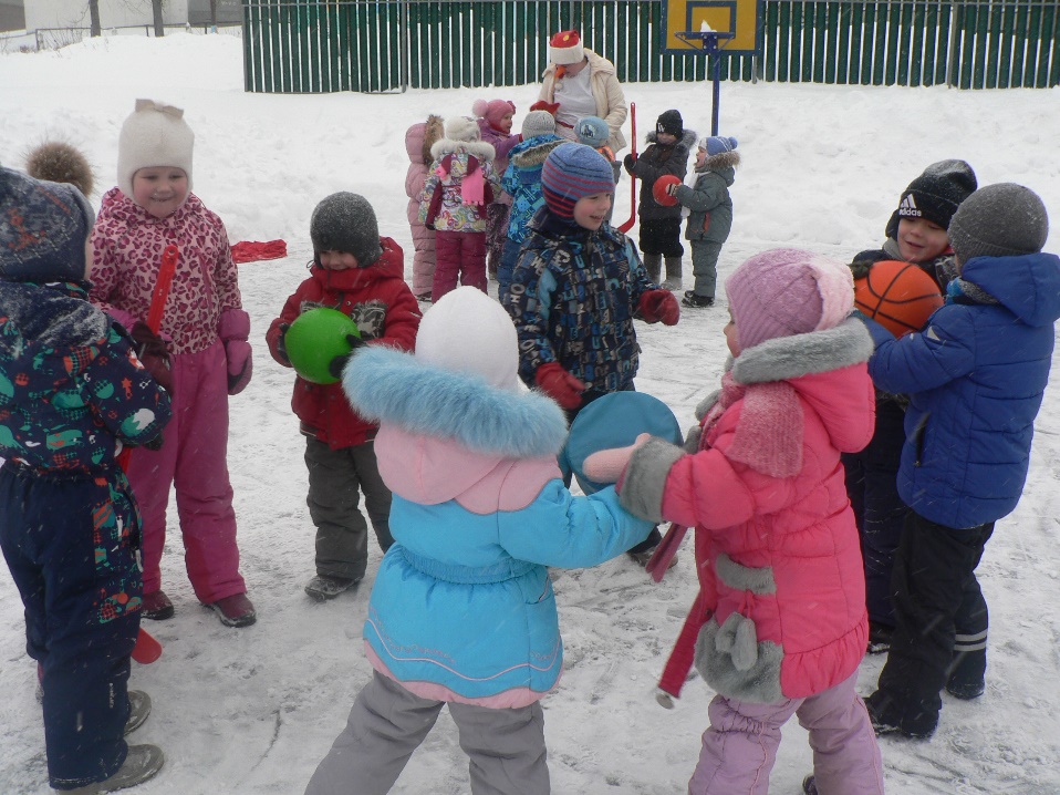 Зимняя игра в группе. Зимние забавы на свежем воздухе. Зимние игры на воздухе в детском саду. Развлечения в детском саду. Зимние забавы детей на свежем воздухе.