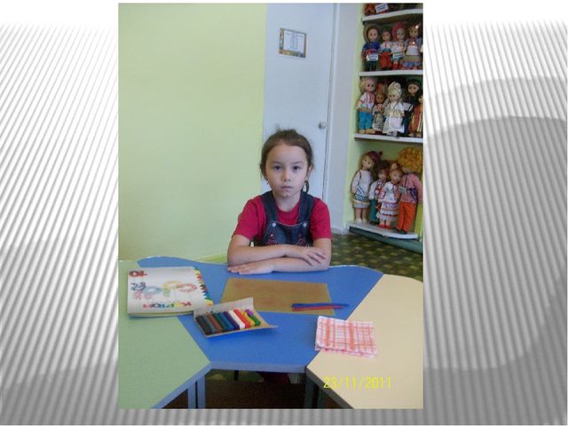 Аппликация из пластилина выполнена работа по книге И.О.Шкицкая "Слоник"