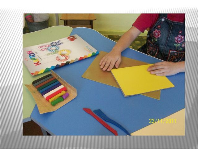 Аппликация из пластилина выполнена работа по книге И.О.Шкицкая "Слоник"