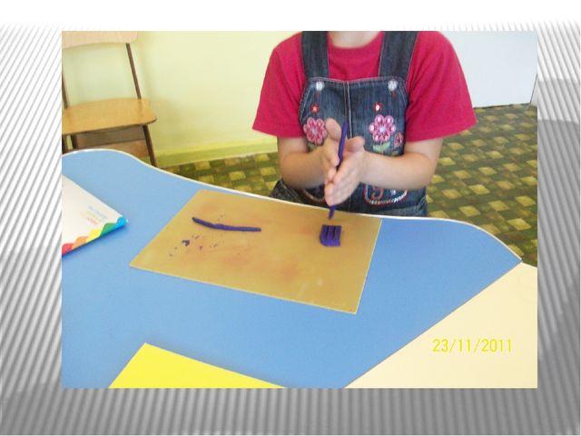 Аппликация из пластилина выполнена работа по книге И.О.Шкицкая "Слоник"