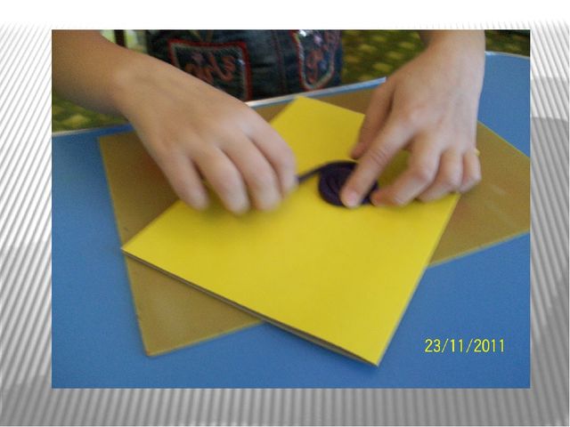 Аппликация из пластилина выполнена работа по книге И.О.Шкицкая "Слоник"