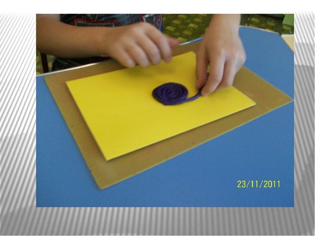 Аппликация из пластилина выполнена работа по книге И.О.Шкицкая "Слоник"