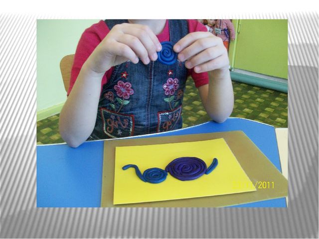Аппликация из пластилина выполнена работа по книге И.О.Шкицкая "Слоник"