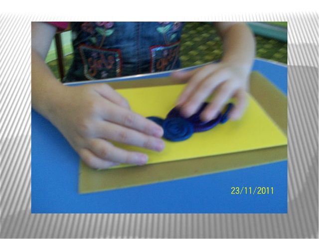 Аппликация из пластилина выполнена работа по книге И.О.Шкицкая "Слоник"
