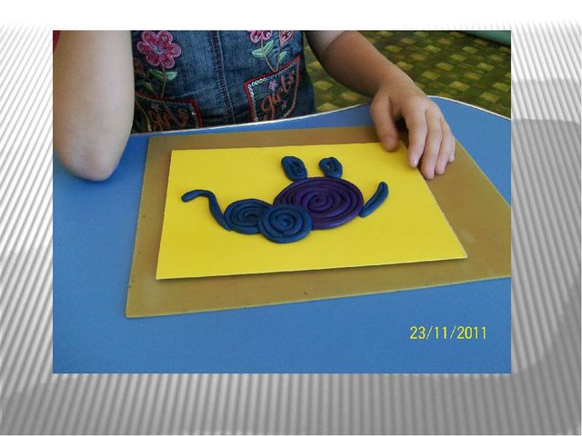 Аппликация из пластилина выполнена работа по книге И.О.Шкицкая "Слоник"