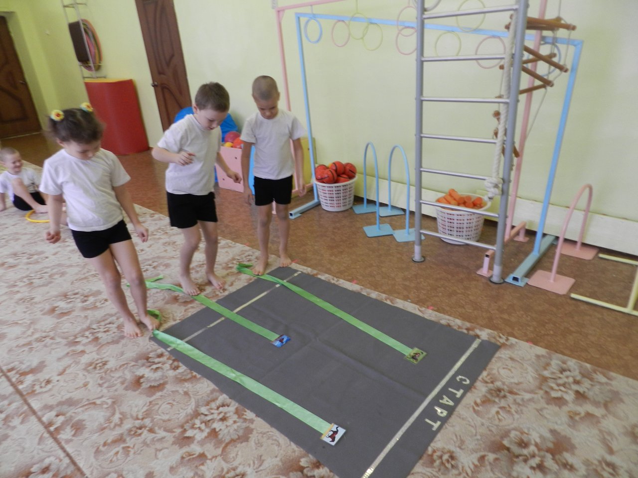 Спортивный инвентарь для физкультуры в детском саду