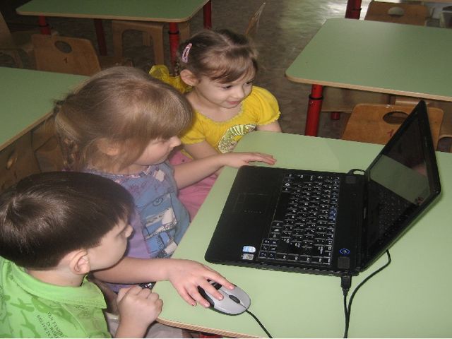 Икт игра старшая группа. Компьютер в детском саду. ИКТ технологии в детском саду. Компьютер в ДОУ. ИКТ оборудование в детском саду.