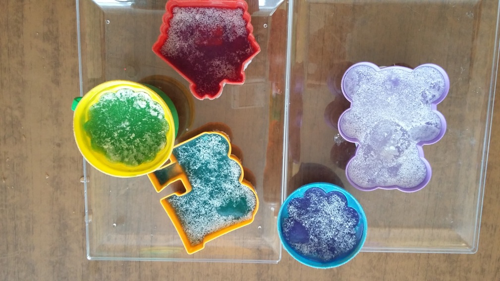 Опыт цветной. Цветные льдинки для детского сада. Ледяные фигурки для детского сада. Цветной лед в детском саду. Цветной лед для детей.