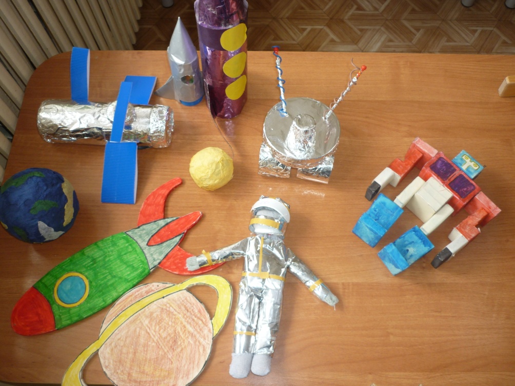 Игры космос средняя группа. Игрушки для подготовительной группы. Космический корабль из бросового материала. Космические поделки для детского сада. Атрибуты ко Дню космонавтики в детском саду.